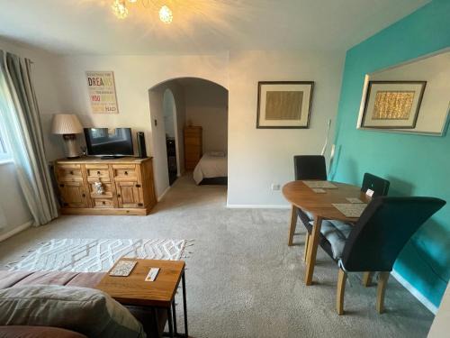 Waltham Abbey Apartment | Beautiful Peaceful Studio Flat