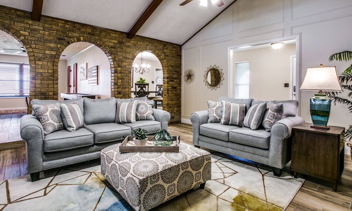 Cowley House | Beautiful Plano Home - Swimming Pool and Game Room