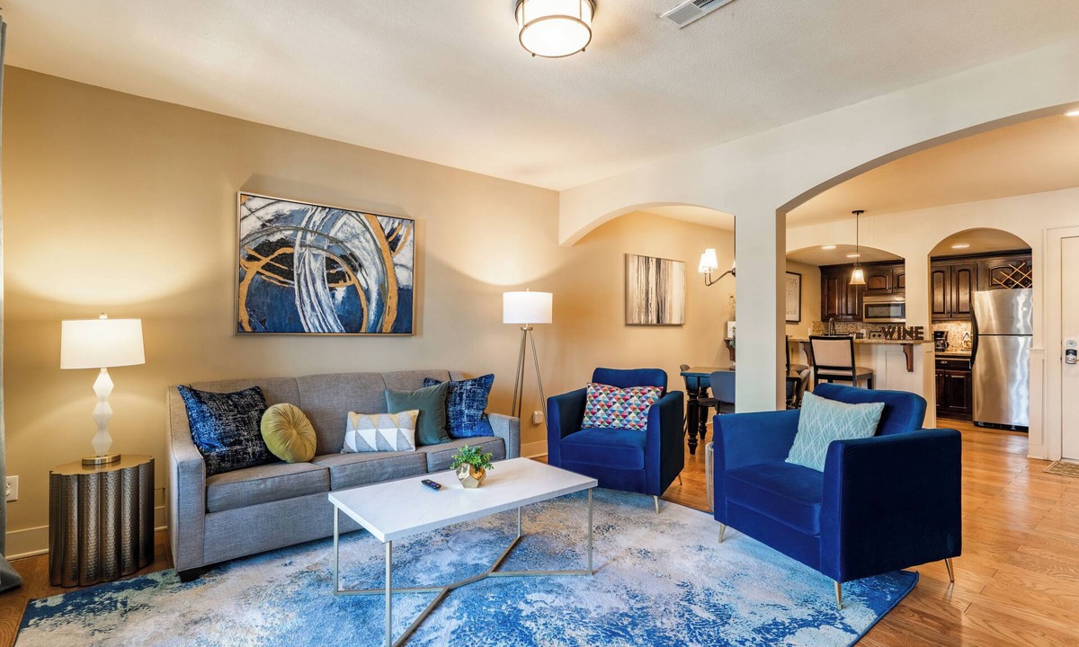 West Plaza Apartment | Beautiful Plaza Condo | 01