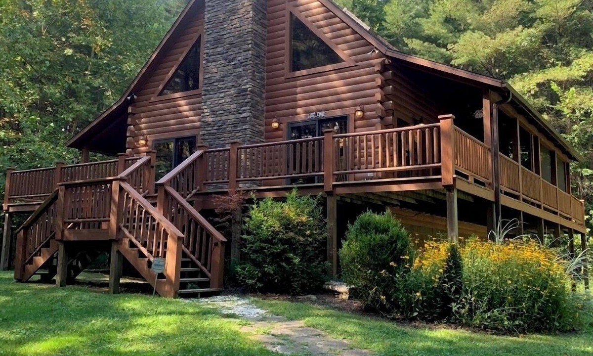 Laurelville Cabin | BEAUTIFUL, private, creek-side cabin—hot tub, fire pit, close to everything!