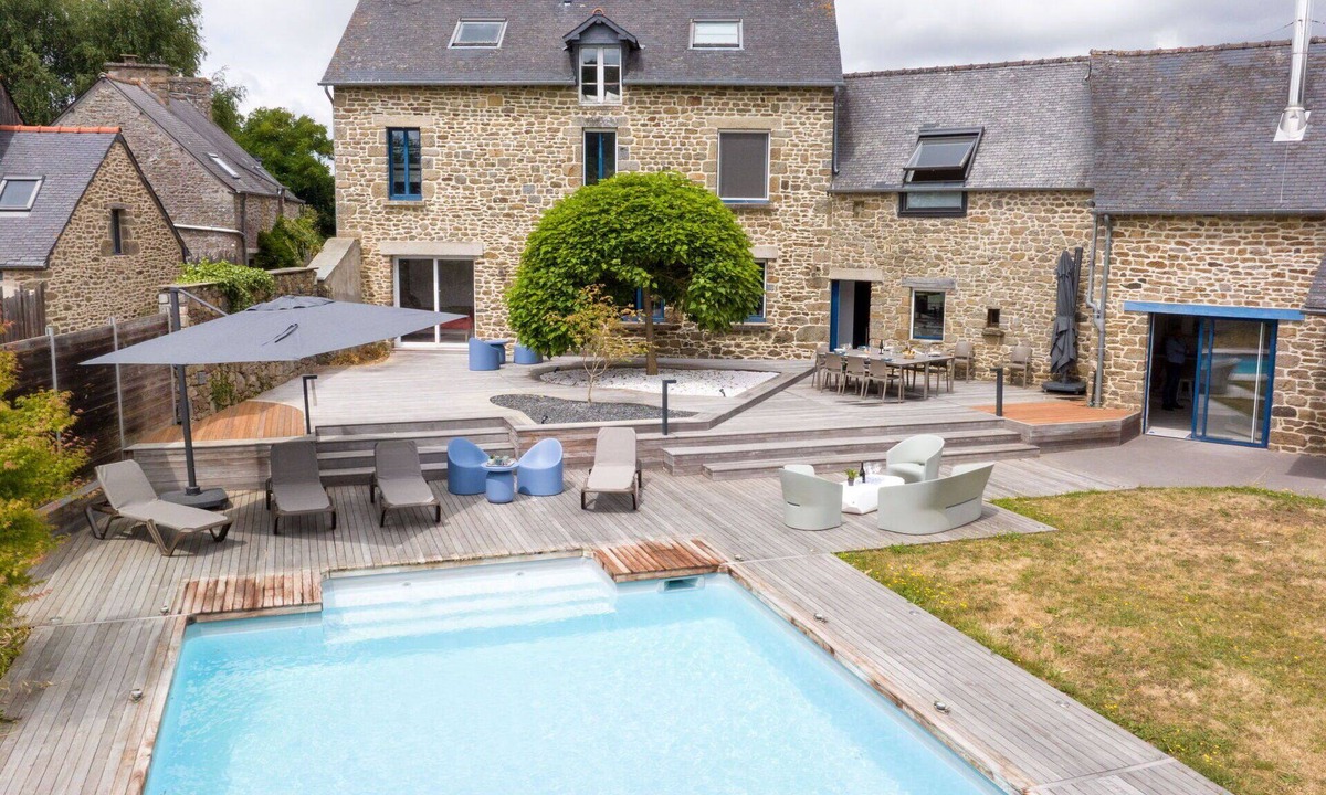 Le Tronchet Villa | Beautiful private villa for 12 people with WIFI, private pool, TV and terrace