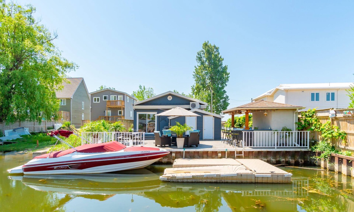 Long Point Cottage | Beautiful Private Lane Getaway, backs directly onto the channel!
