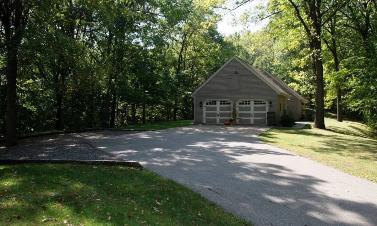 Bristol House | Beautiful Private Setting !