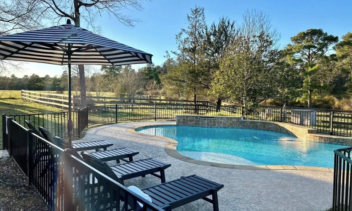 Waller County House | Beautiful Private 30 Acre Nature Retreat/PoolnIdeal for family/groups sleeps 16