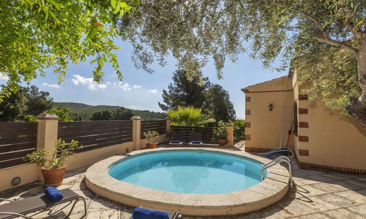 El Castell de Montornes House | Beautiful private villa for 8 guests with WIFI, private pool, TV and patio