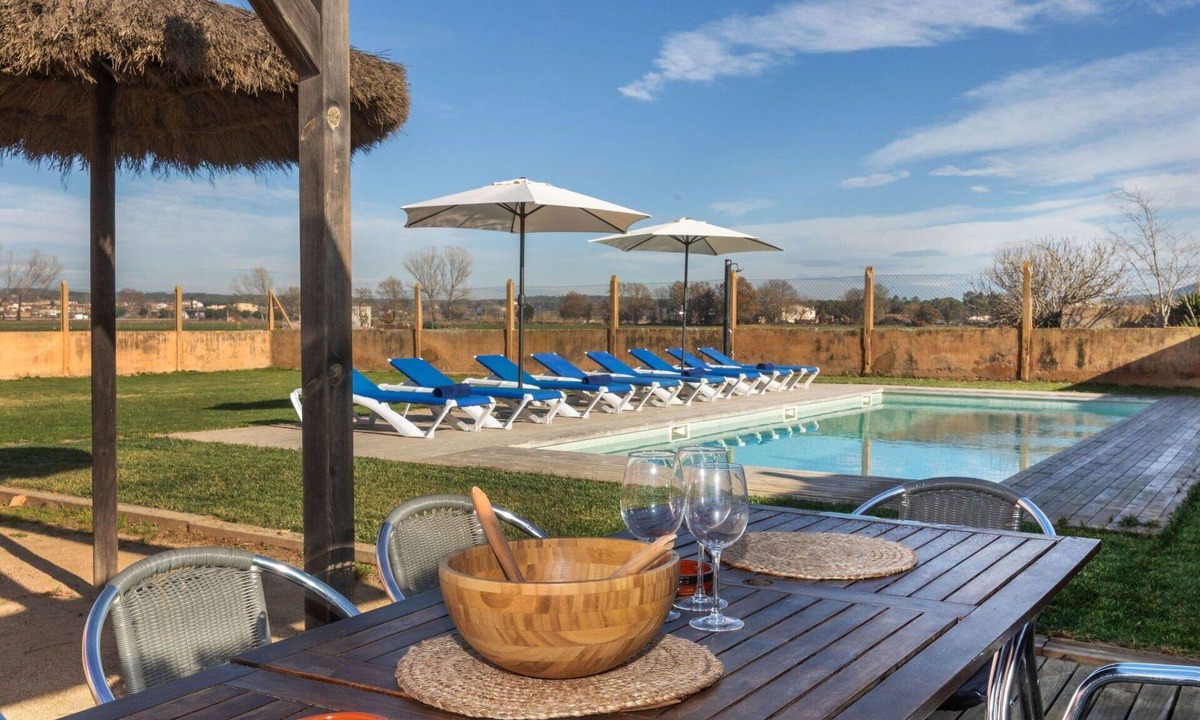 Vidreres Villa | Beautiful private villa for 14 people with WIFI, private pool, TV, patio and pets allowed