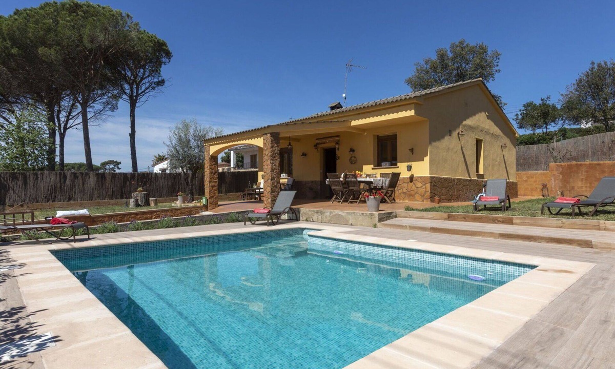 Sils House | Beautiful private villa for 6 people with private pool, WIFI, TV, balcony and pets allowed