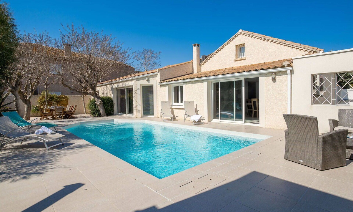 Le Grau-dʼAgde House | Beautiful private villa for 10 people with WIFI, private pool, A/C, TV, terrace and pets allowed