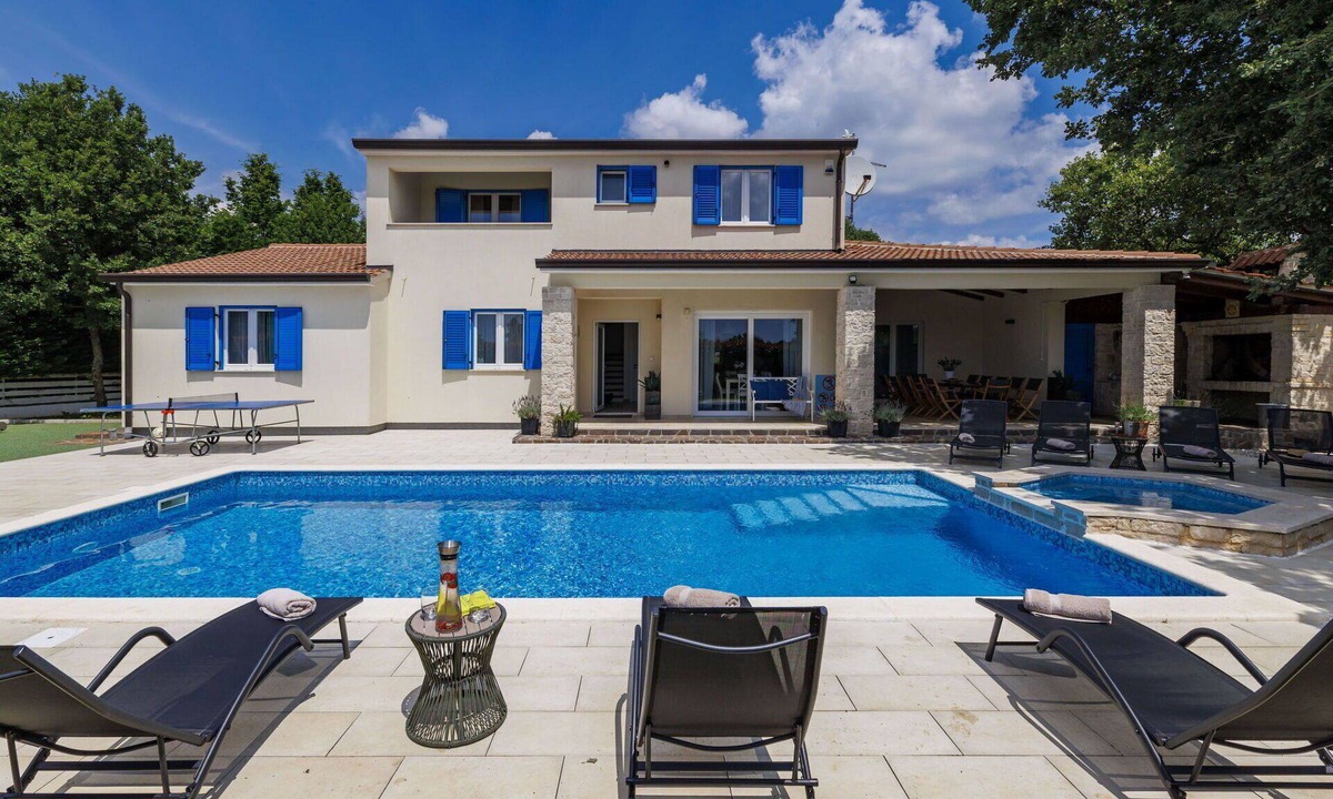 Muzini Villa | Beautiful private villa for 12 people with private pool, A/C, WIFI, TV and terrace