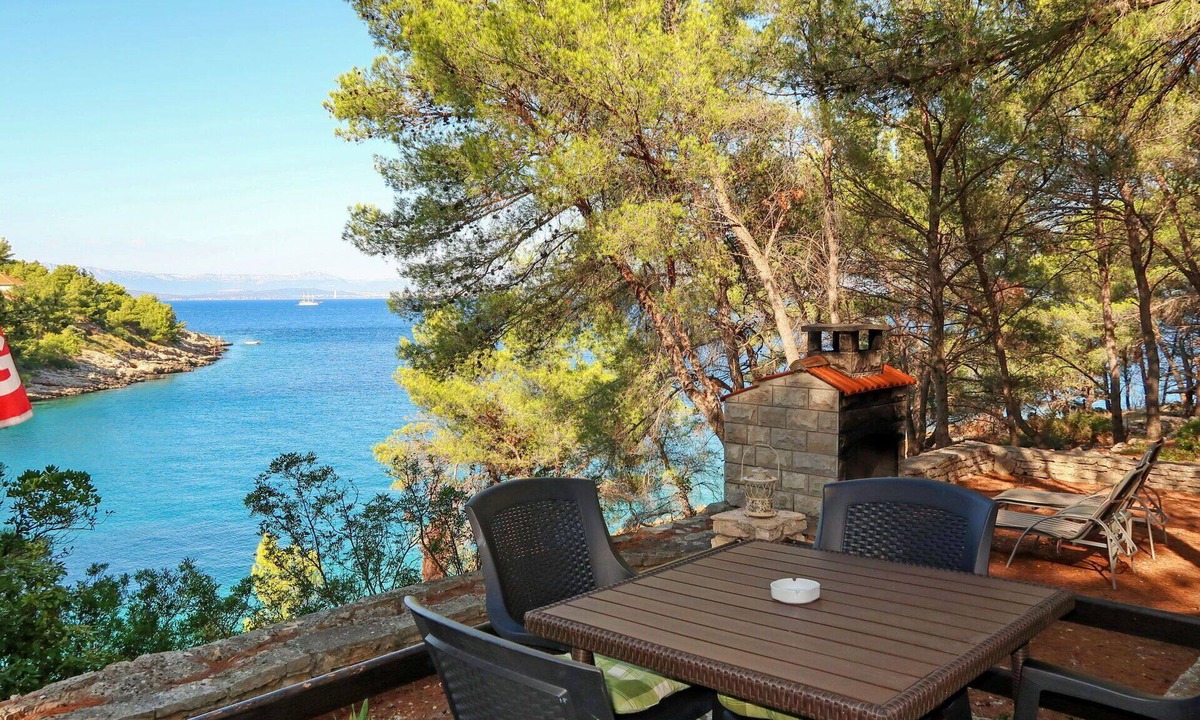 Grohote House | Beautiful private villa for 6 people with A/C, WIFI, TV, terrace and parking