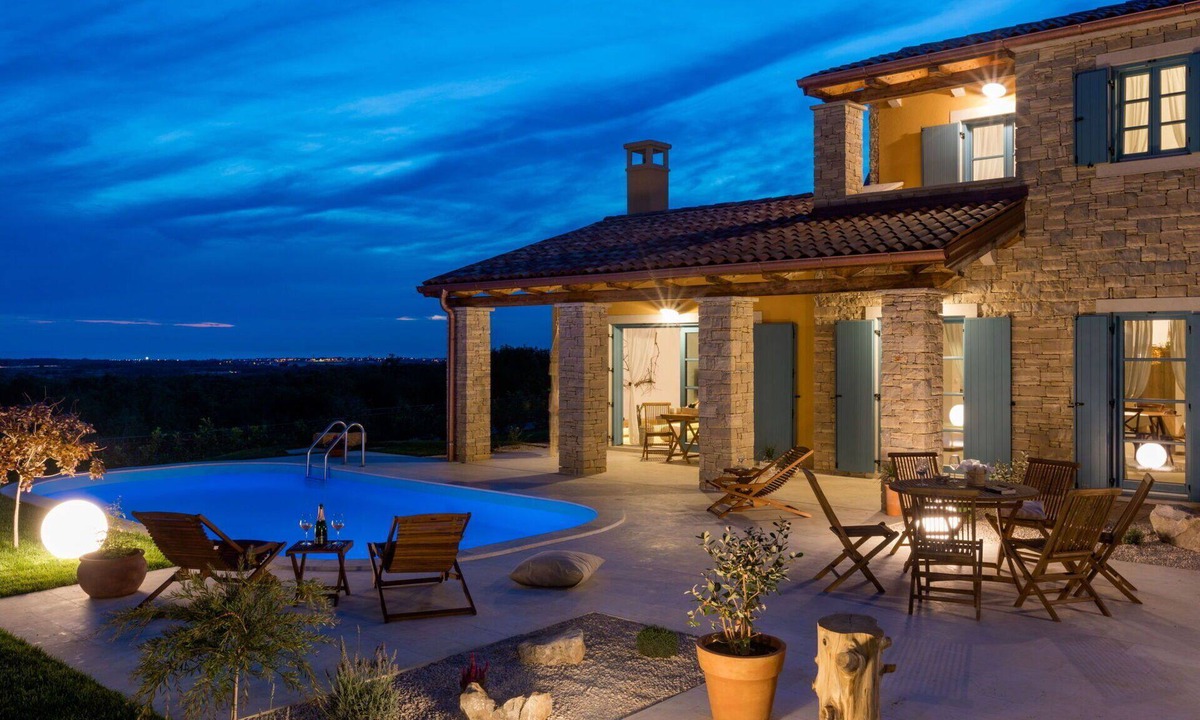 Vardica House | Beautiful private villa with WIFI, private pool, hot tub, A/C, TV, patio and pets allowed