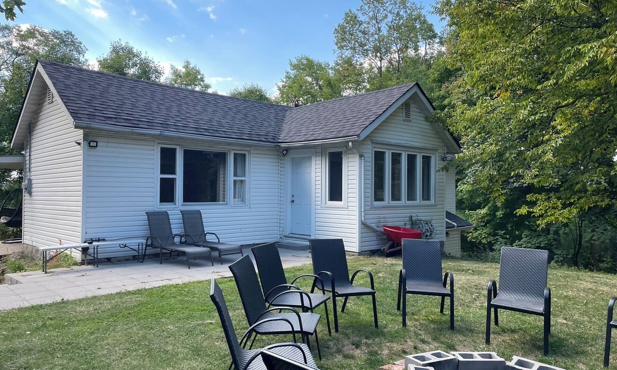 Hamilton House | Beautiful property in Dundas Valley near Ancaster Mill