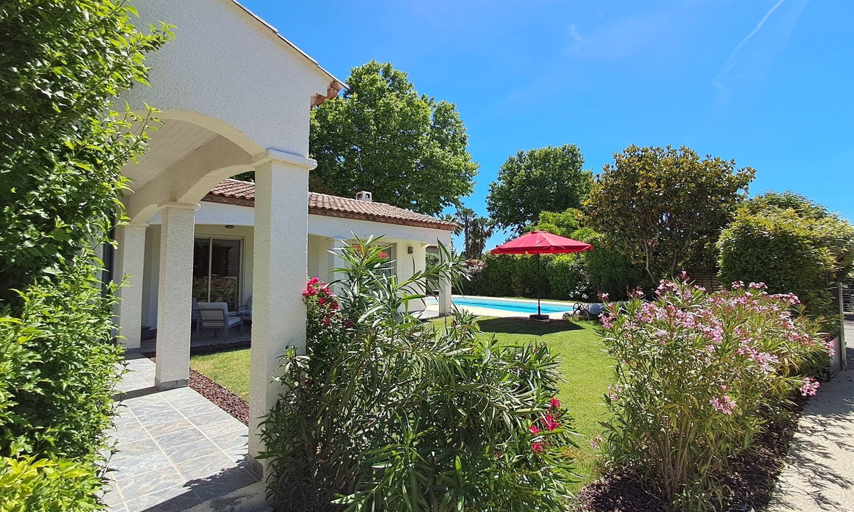 Saussan Villa | Beautiful, quiet villa, swimming pool, jacuzzi, lovely garden