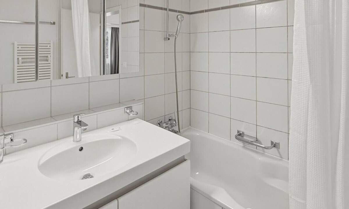 Hirslanden Apartment | Beautiful, quite and very central 2BR flat (Sky6)