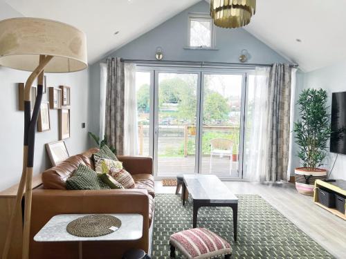 Twickenham Riverside Villa | Beautiful&quite warehouse