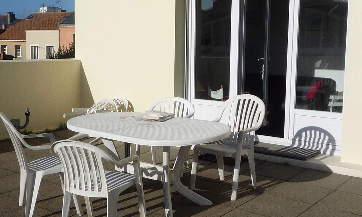 Les Sables d'Olonne Apartment | Beautiful renovated T3 apartment with terrace, 200m from beach, WiFi