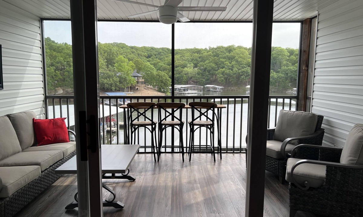Lakeland Condo | Beautiful Remodeled Fully Furnished 2BR 2BA Condo W/Pool