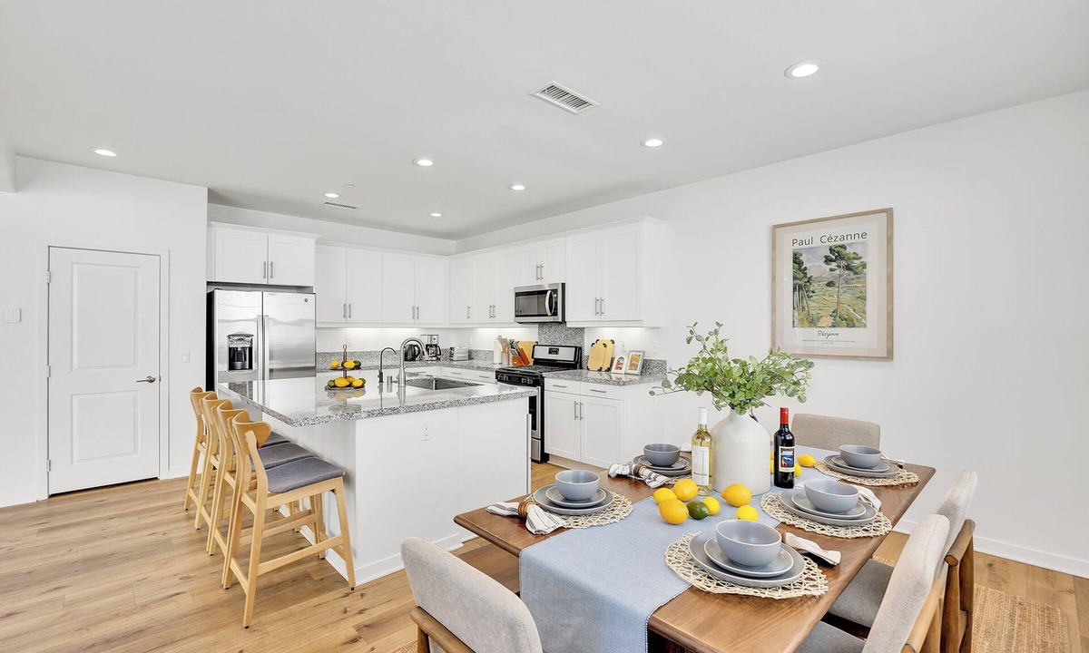 Eastvale Downs House | Beautiful Remodeled Home Perfect for Friends/Families Close 2 Airports