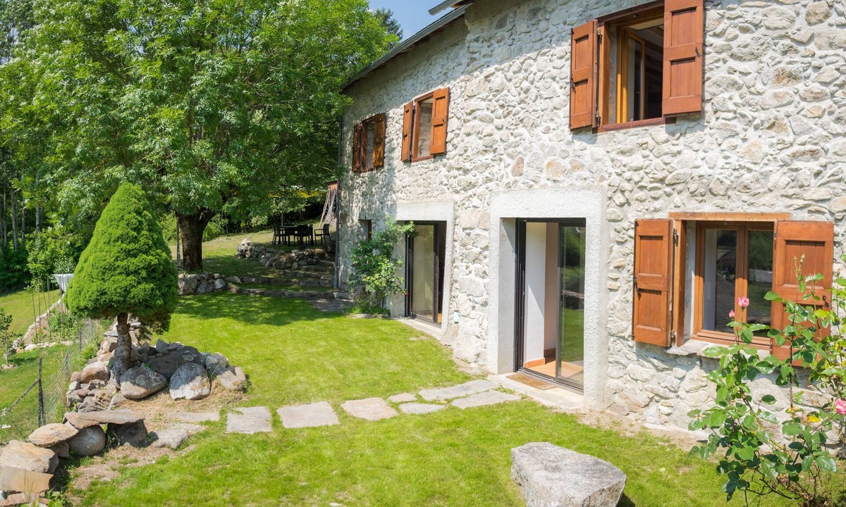 Gourbit House | Beautiful renovated stone house with large garden in the heart of the Pyrenees