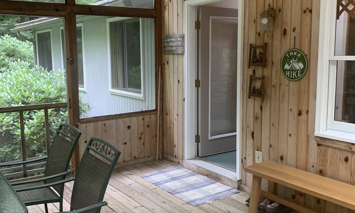 Tolland House | Beautiful retreat in a lake community to the enjoy the summer season.