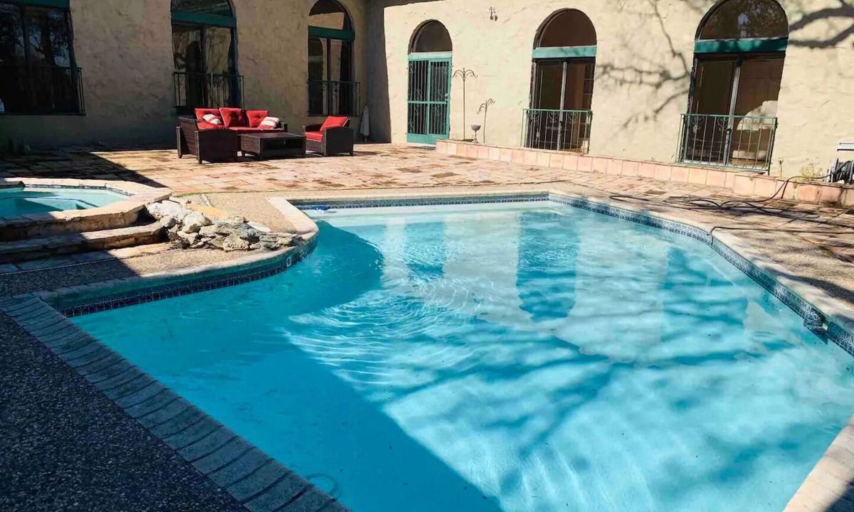 San Leanna House | Beautiful Retreat Minutes From Downtown
