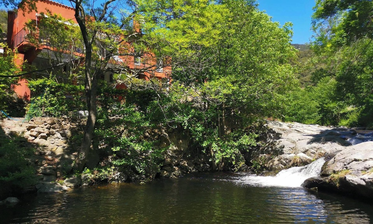 Sorede Villa | Beautiful River-front Villa with Natural Pool & Aircon