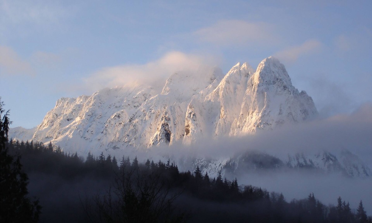 Index Cabin | Beautiful Riverfront Getaway in the Cascade Mountains