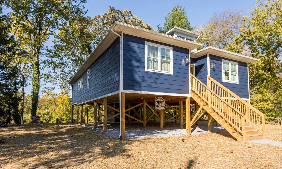 Shenandoah House | Beautiful Riverfront Retreats | Sleeps 24 w/Hot Tubs, Firepits & Scenic Views