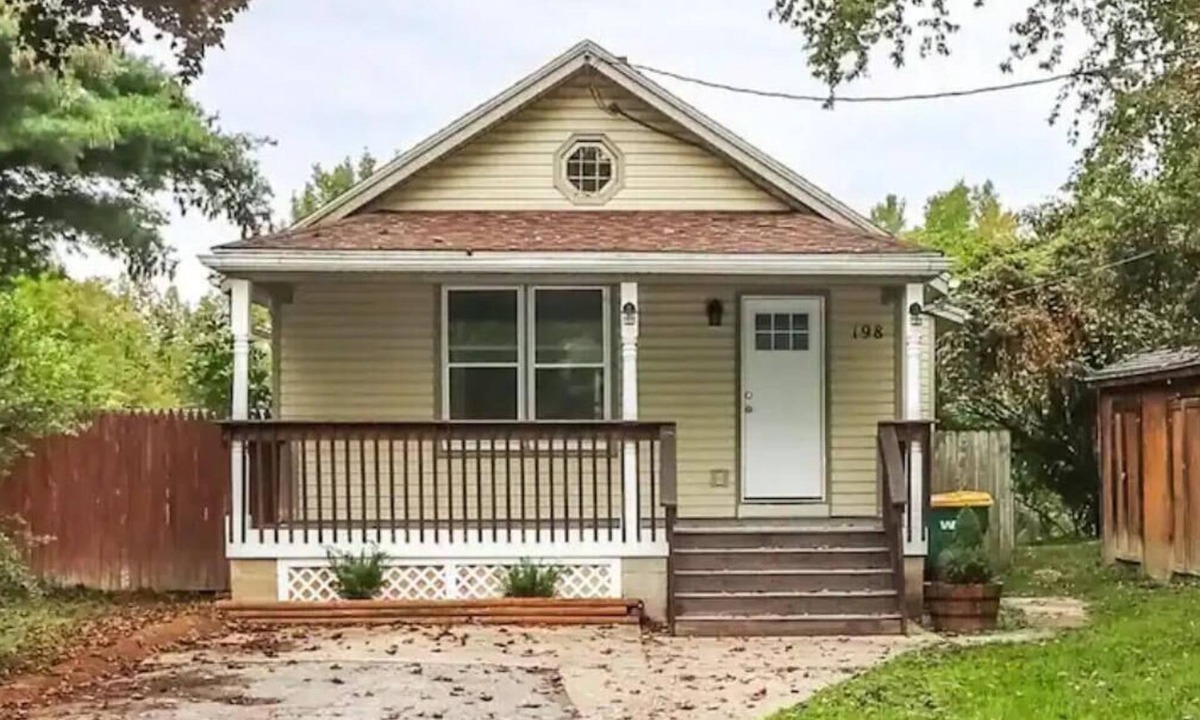 Rochester House | Beautiful Riverside Bungalow Steps Away From RIT