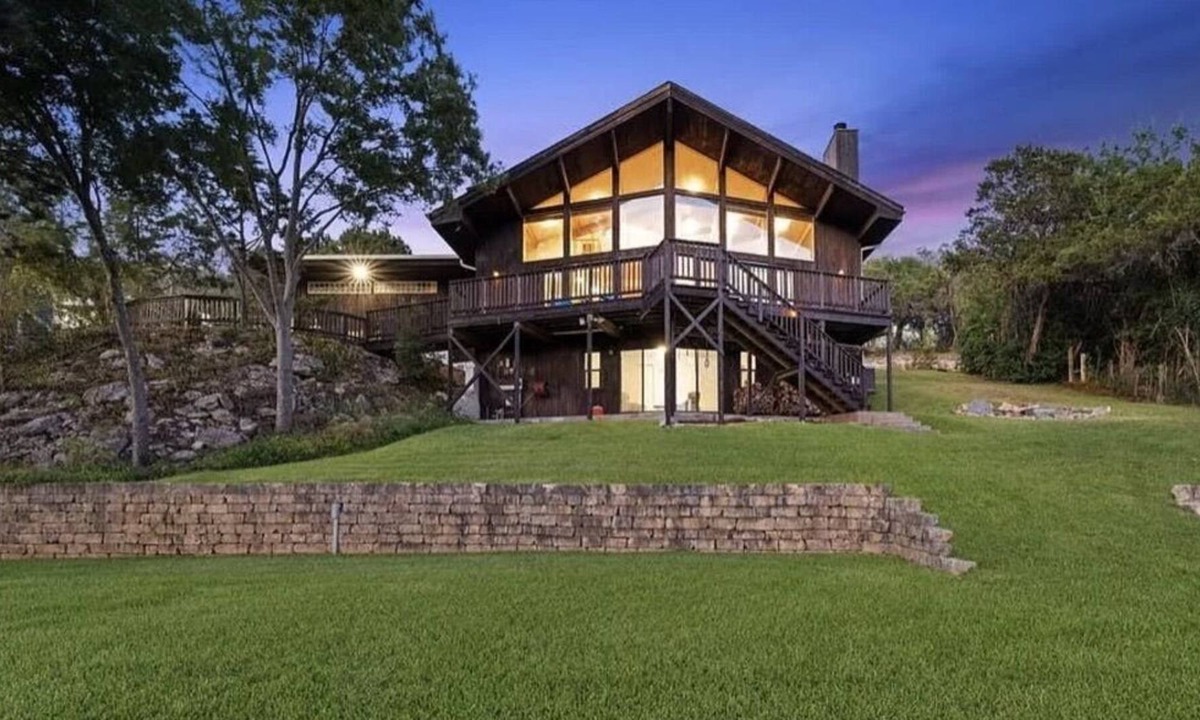 McNeil House | Beautiful Rolling Hill Views of Lake Travis <20 Minutes to Downtown Austin