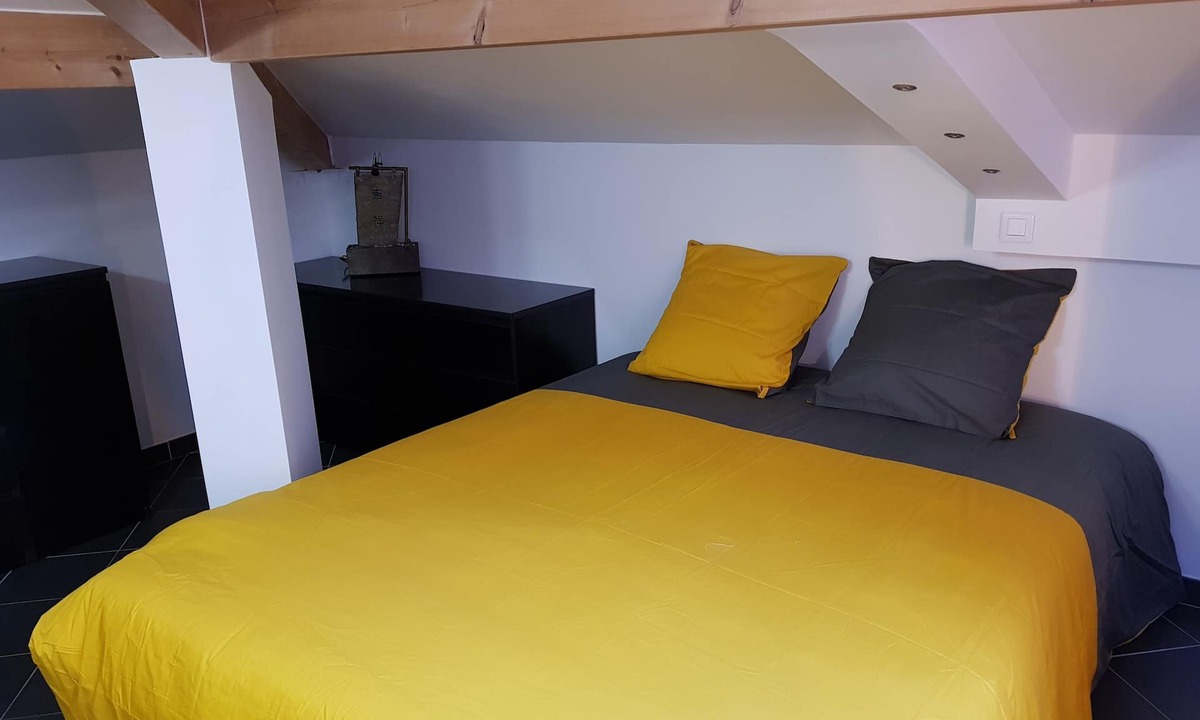 La Couronne House | Beautiful room with desk and private bathroom