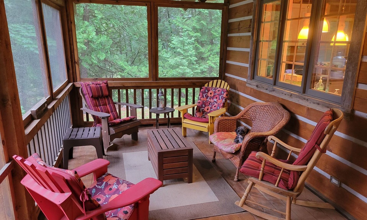North Frontenac Cottage | Beautiful rustic yet modern log cabin on quiet lake