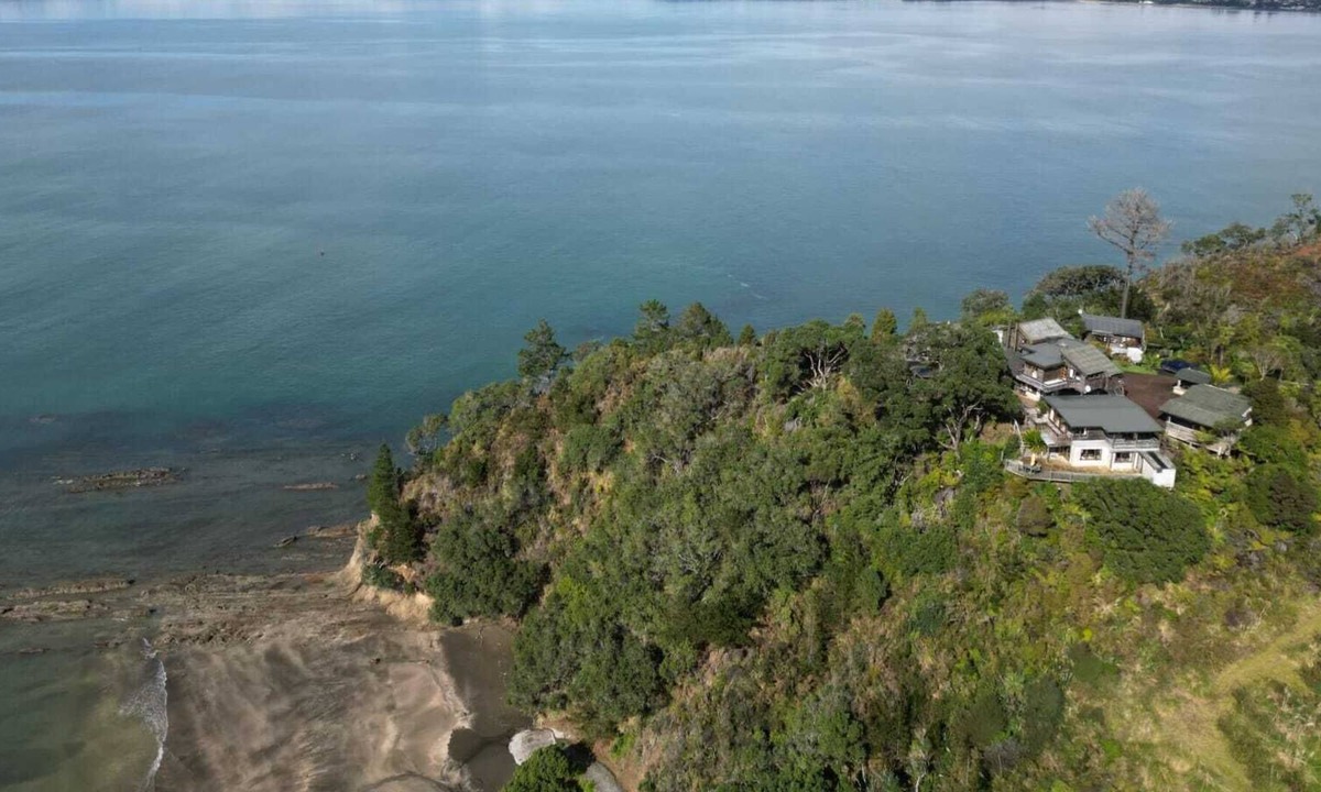 Waiwera Apartment | beautiful sea view with private beach