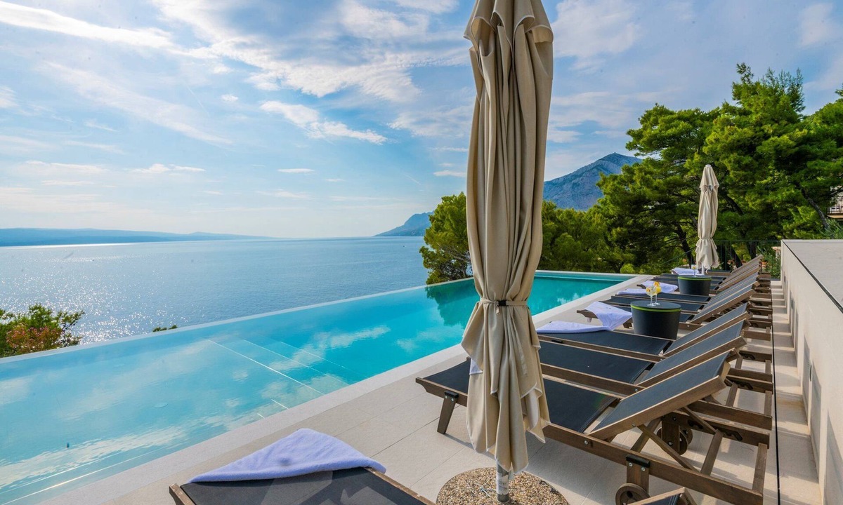 Brela Villa | Beautiful Seafront Split Villa | 9 Bedrooms | BellaMar Vista Retreat