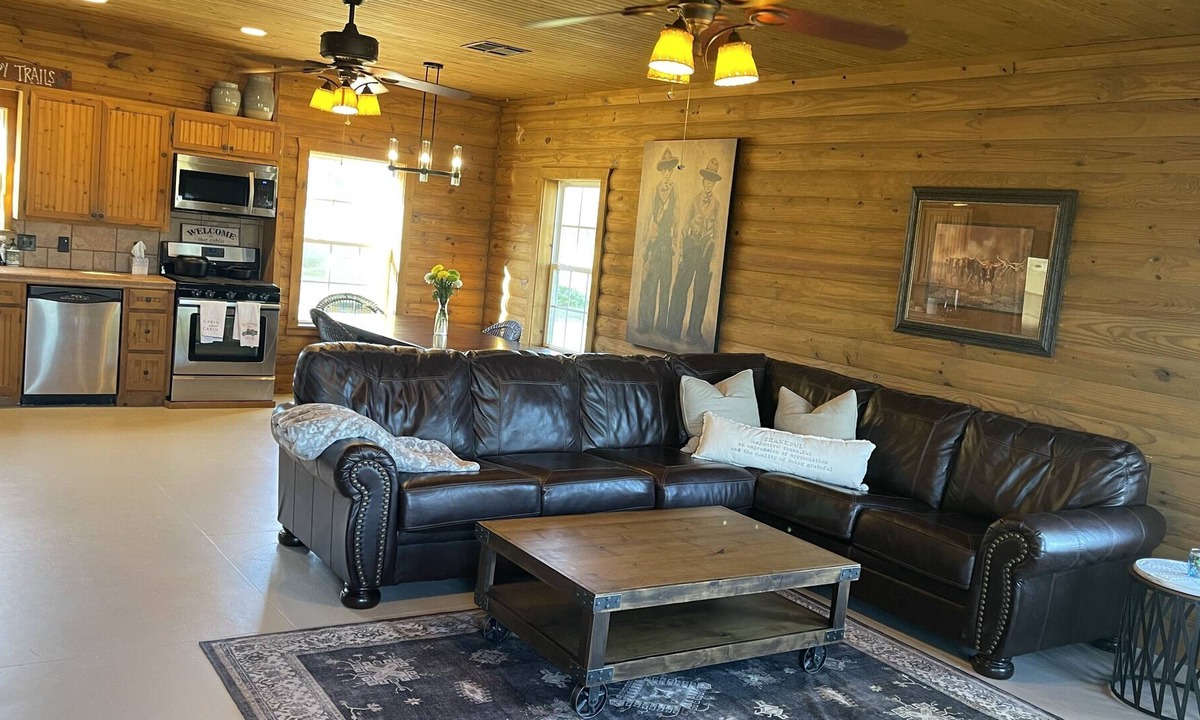 Stuart Cabin | Beautiful Secluded Farmhouse Cabin