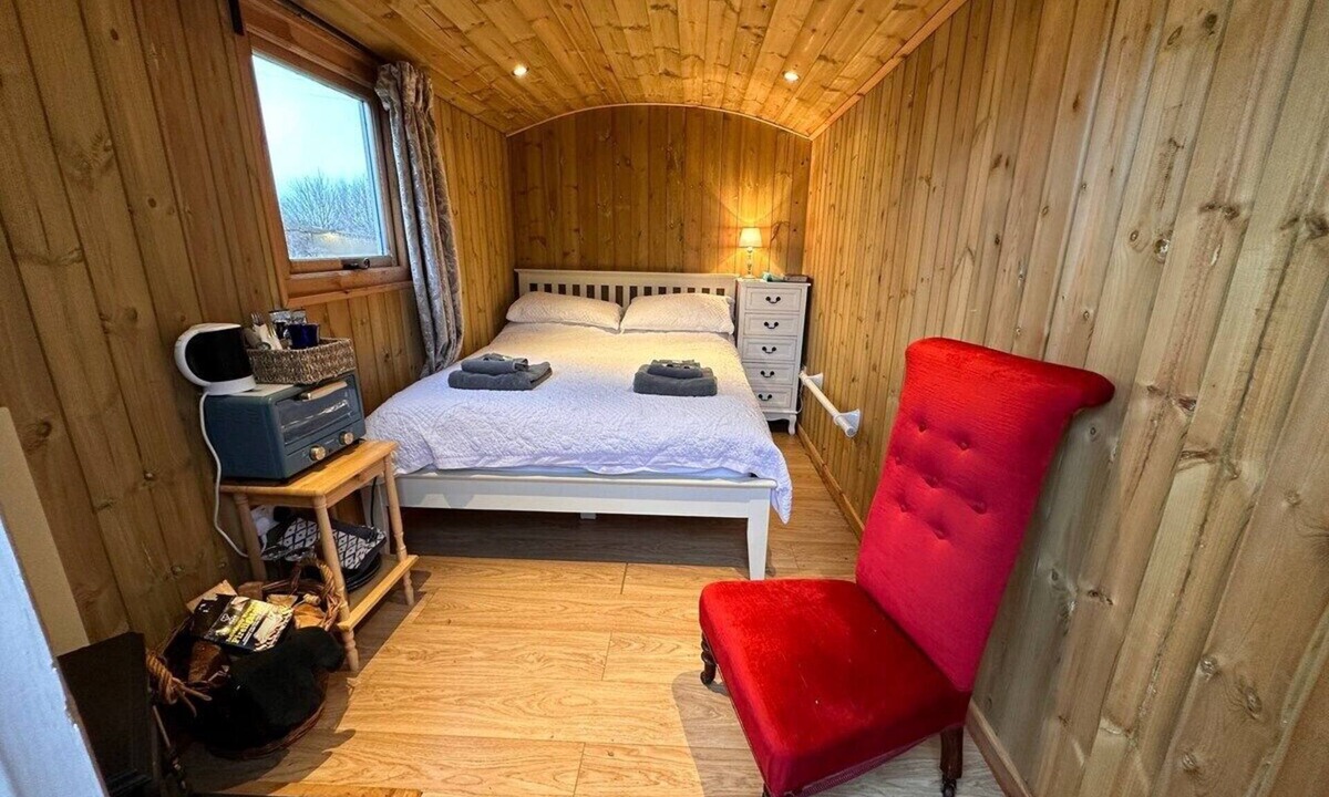 Chackmore Apartment | Beautiful Shepherds Hut Surrounded by Meadow