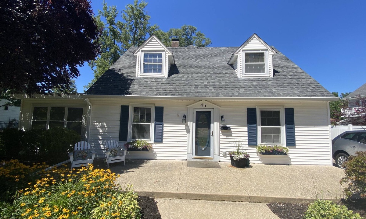 South Haven House | Beautiful South Haven Lake House; Newly Renovated and Decorated; Family-oriented