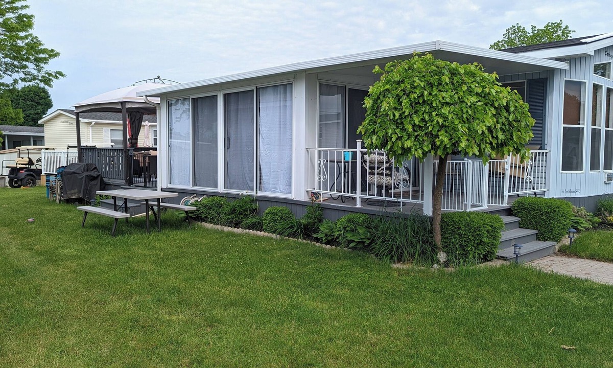 Sherkston Cottage | Beautiful, spacious 3 bedroom updated cottage sleeps 8 with A/C and fire place
