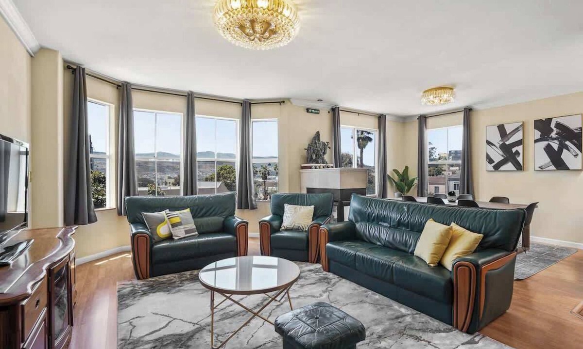 Little Hollywood House | Beautiful Spacious 4BR House in Silver Terrace w/Secured Parking Near SFO & Downtown San Francisco