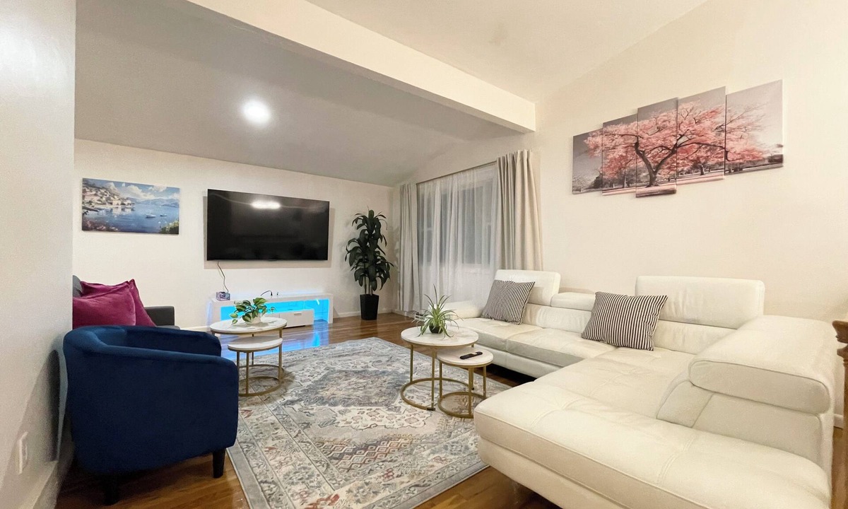 Framingham House | Beautiful,Spacious 4BR Home Free Parking in North Framingham Easy Access boston.