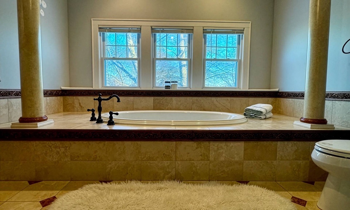 Berwyn House | Beautiful spacious home, jacuzzi hot tub, 20 minutes from Downtown Chicago.