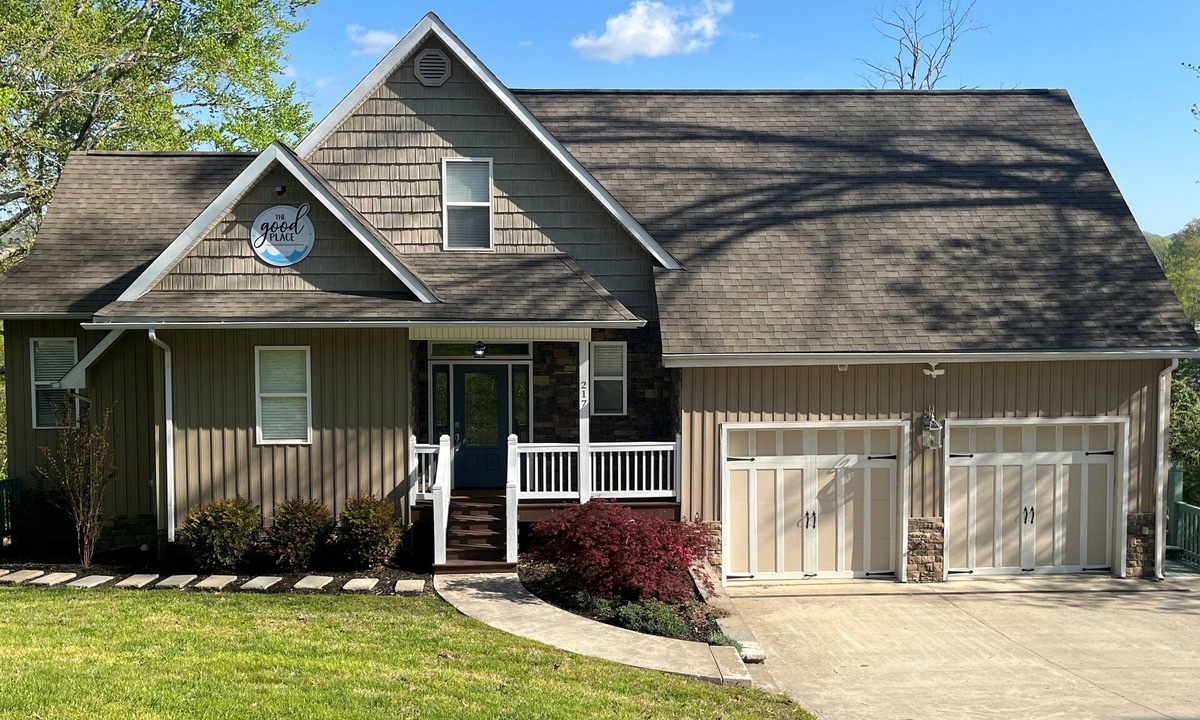 Caryville House | Beautiful spacious lakefront home-Just minutes from I-75