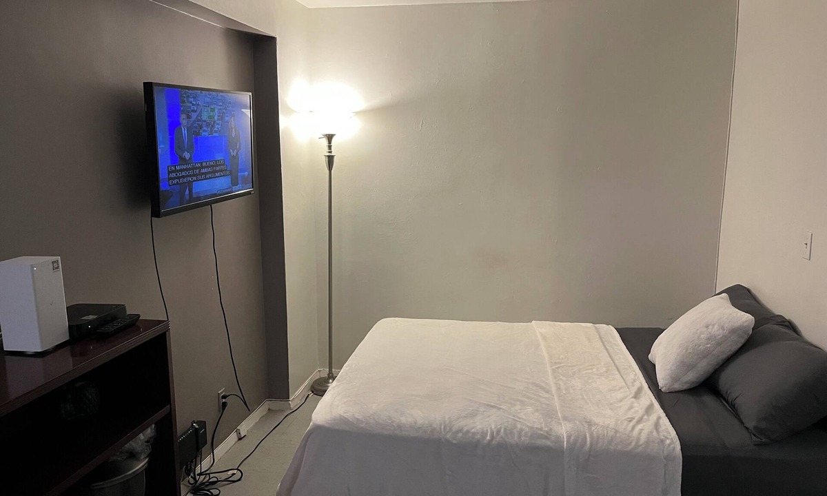 Spuyten Duyvil Apartment | Beautiful studio apartment with a nice balcony