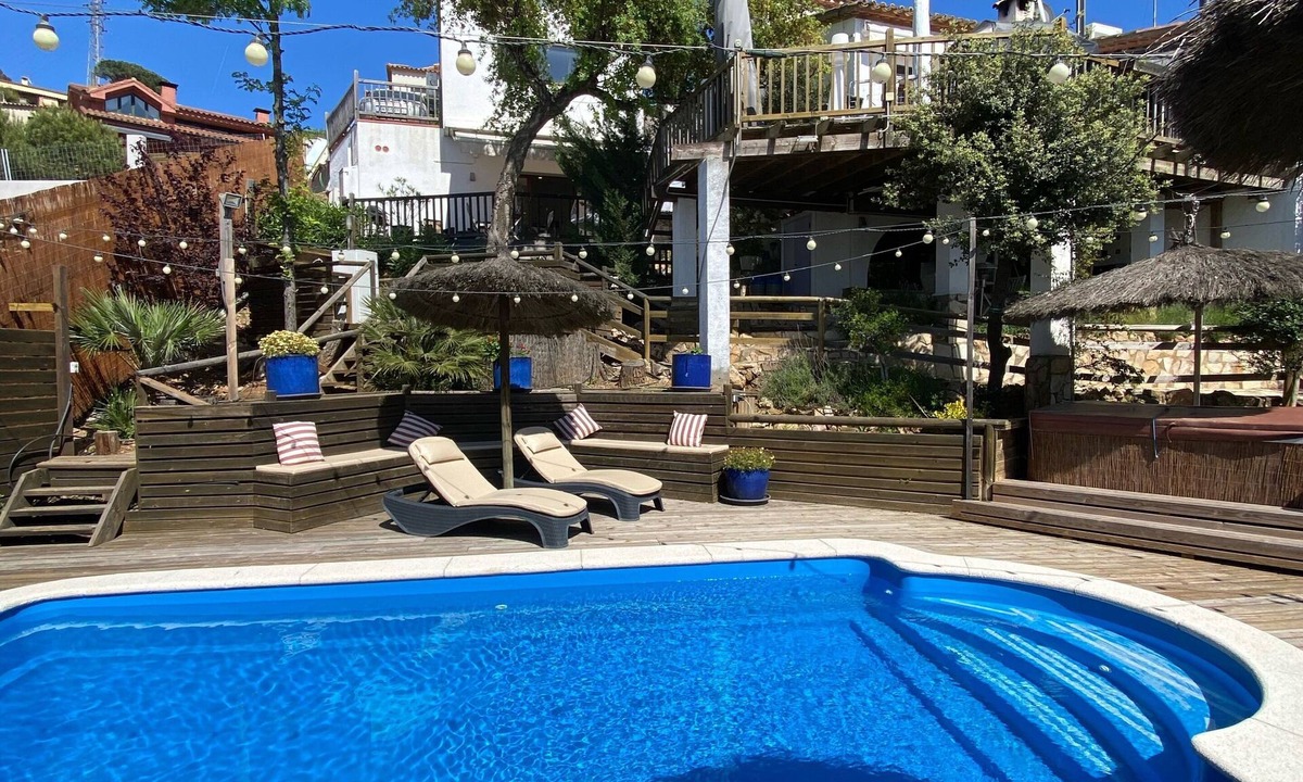 Begur Apartment | Beautiful studio/apartment with air conditioning and use of pool.