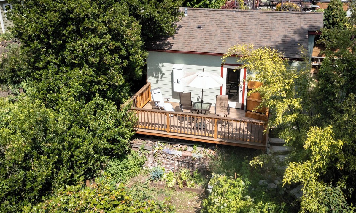 Fremont Apartment | Beautiful studio with private deck & parking