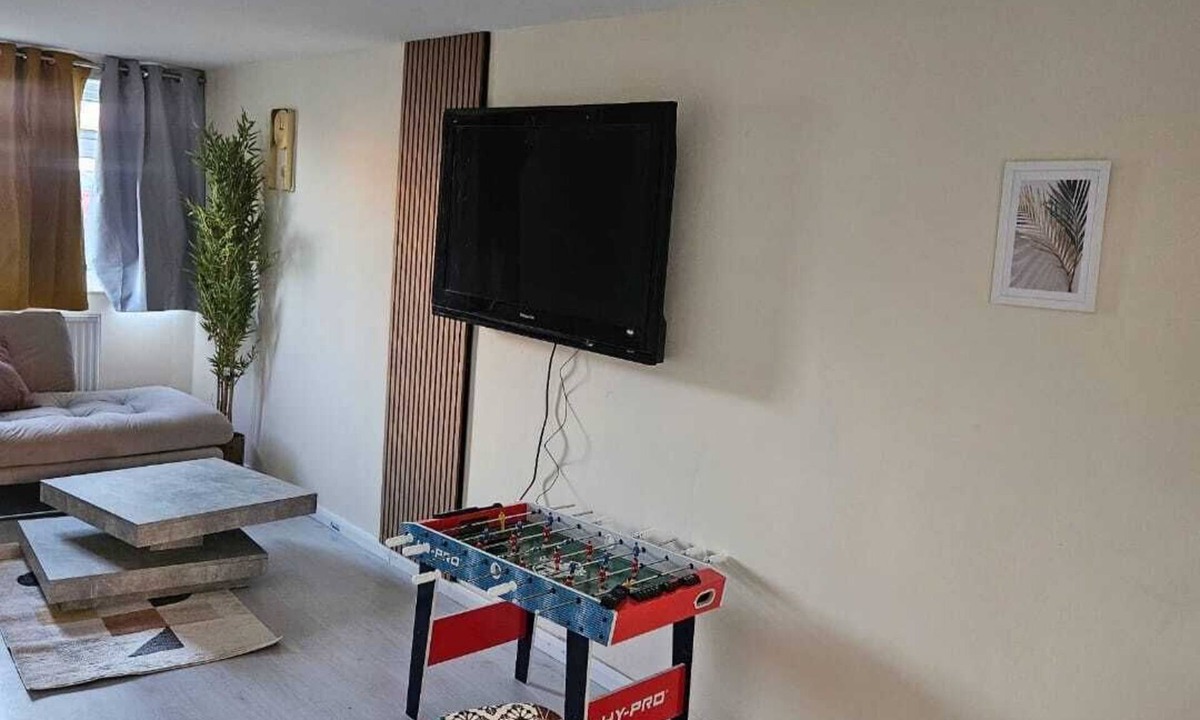 Bierton House | Beautiful, stylish and modern cosy, and central 2 bed house (can sleep up to 6)