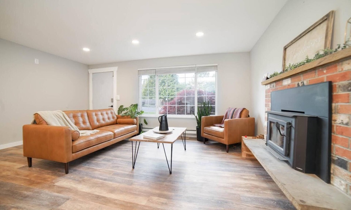 Puyallup House | Beautiful Stylish Home With Hot Tub