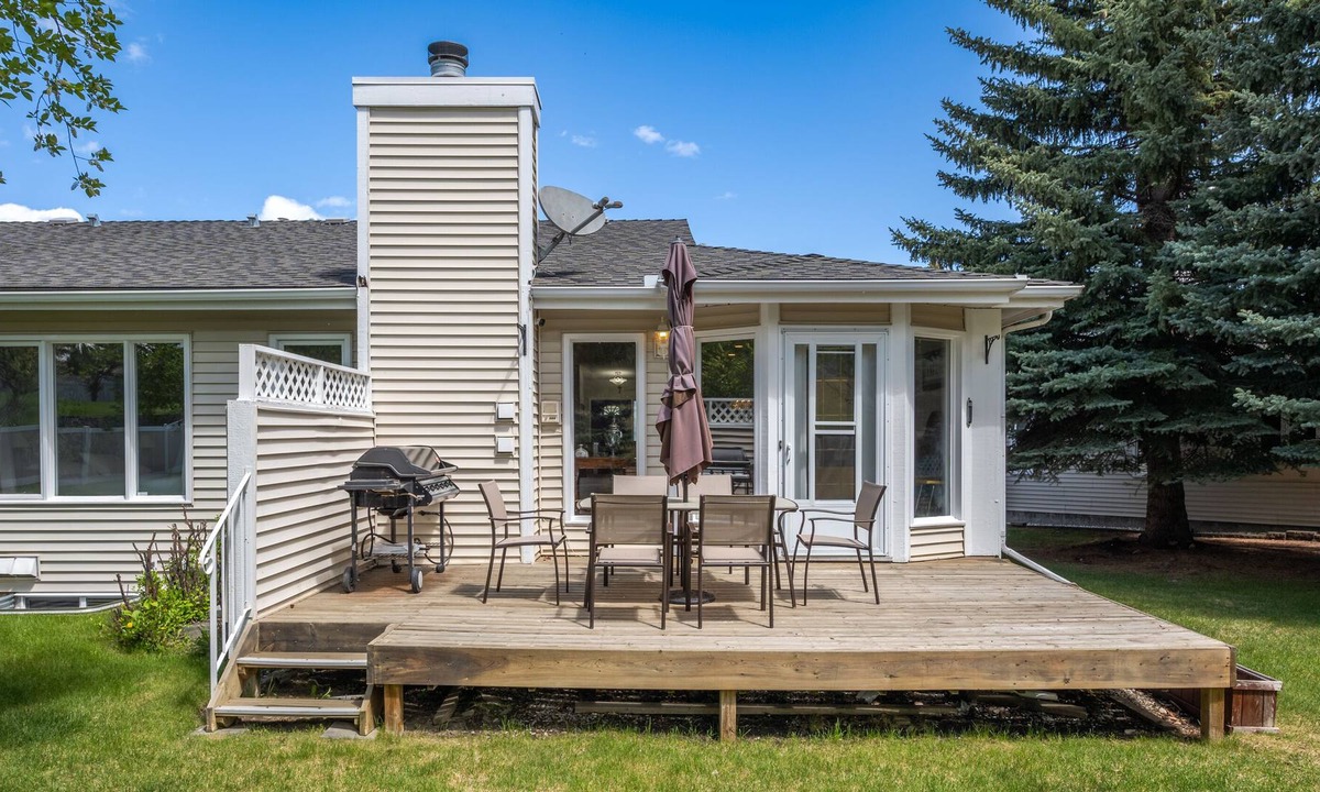 Southwest Calgary House | Beautiful sunny 3 bds 3 bath backyard and BBQ