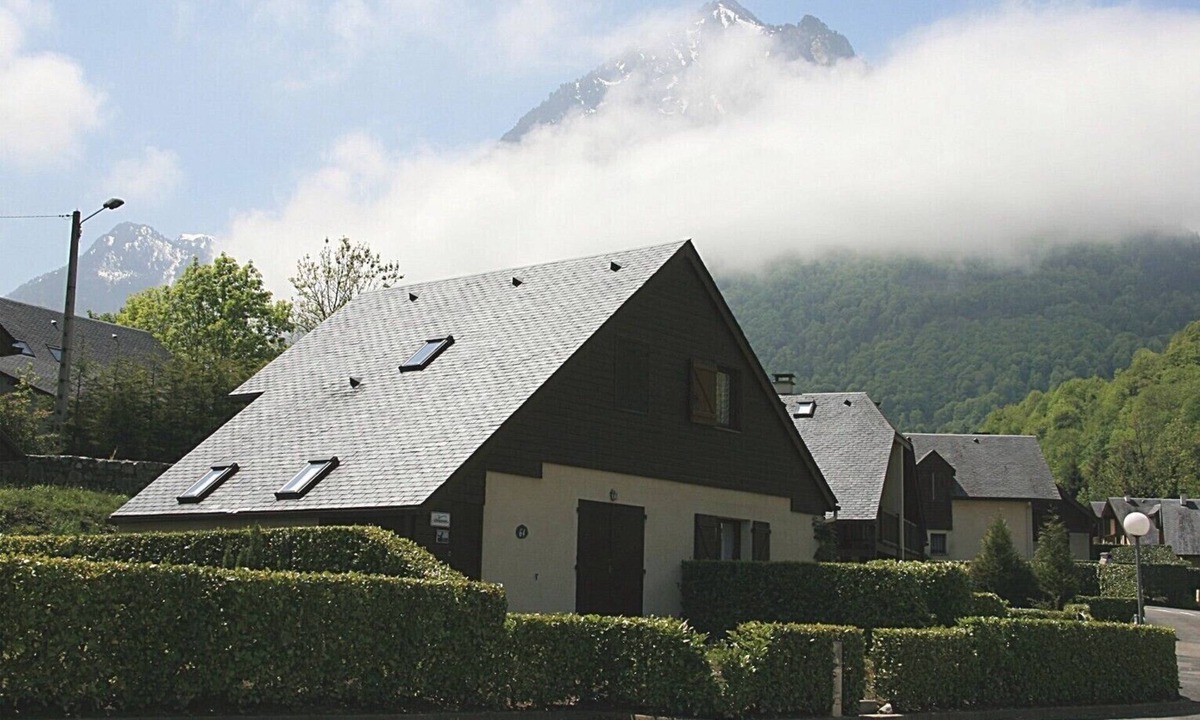 Cauterets Apartment | Beautiful T3 in chalet for 6 people, 2 bedrooms, all comfort, private parking.