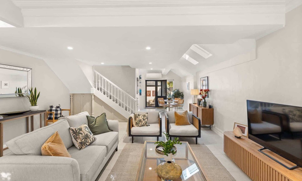 Cooks Hill House | Beautiful Terrace Home with Courtyard